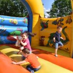 dzieci na dmuchańcach