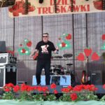 mężczyzna na scenie