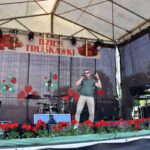 mężczyzna na scenie