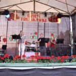 mężczyzna na scenie