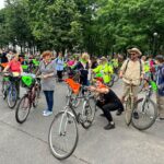 Rowerzyści jadący asfaltowa drogą