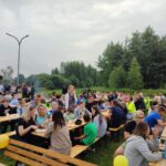 dzieci na boisku plazowym