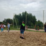 dzieci na boisku plazowym