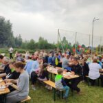 dzieci na boisku plazowym