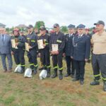 IMG-20230620-WA0013 mężczyzna wręczający nagrodę strażakowi