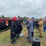 image9 mężczyzna wręczający nagrodę strażakowi