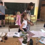 dzieci w sali szkolnej