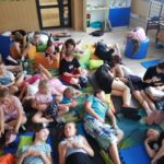 dzieci leżą na podłodze