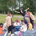 dzieci siedza na kocu