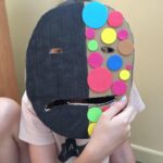 dziecko trzyma maske