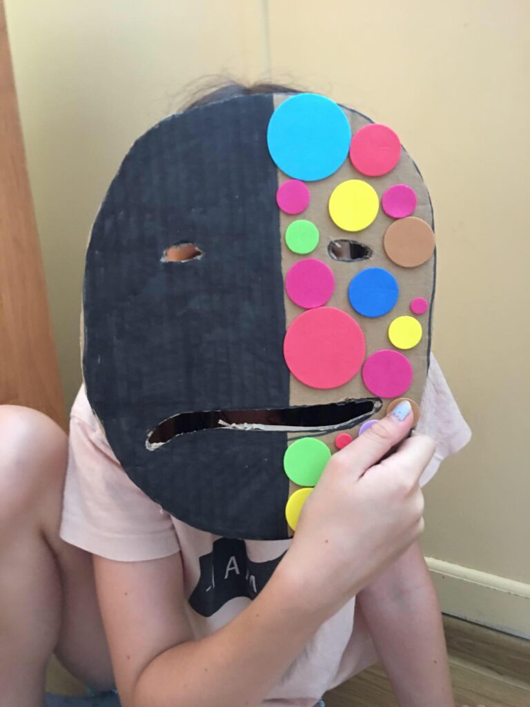 dziecko trzyma maske