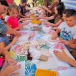 357740926_303884758653719_8814013501528399821_n dzieci stol glina