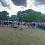 ludzie kolejna zielona trawa