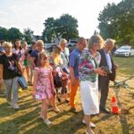 ludzie usmiech trawa