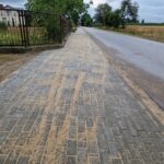 chodnik ulica niebo przystanek