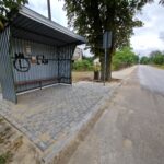 chodnik ulica niebo przystanek