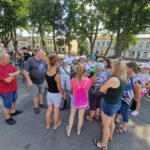 ludzie stol drzewa tlum niebo