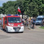 ludzie stol drzewa tlum niebo