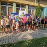 dzieci stojące przy budynku