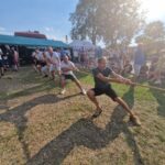 osoby uczestniczące w konkusie przeciągania liny