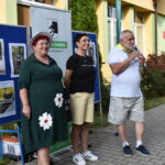 dwie kobiety i mężczyzna z mikrofonem