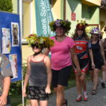 ludzie w kolorowych nakryciacvh głowy