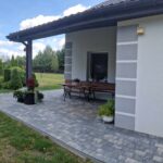 dom chodnik zielen niebo