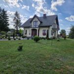 dom chodnik zielen niebo