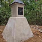 pomnik beton piach las