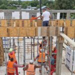 pracownicy busowa pomaranczowe kamizelki