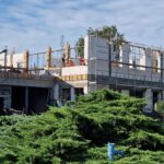 stelaz na budowie szare elementy niebo w oddali budynek