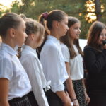 dzieci wystem mlodzie stroje biało czarne