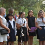 dzieci wystem mlodzie stroje biało czarne