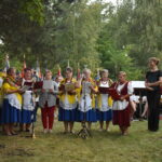 gron kwiaty bialo-czerwone noc