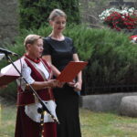 kobiety kolorowe stroje wystep spiew trawa