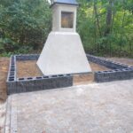 pomnik biel daszek ogrodzenie las