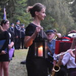 kobieta lampion czarna suknia