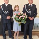 strazak dziewczynka z kwiatami