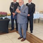 mezczyzna w garniturze z tyłu dwóch sttrazakow