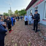 budynek ksiasz strazak ludzie