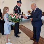 dziewczynka bukiet kwiatow mezczyzna w garniturze