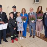 kilkanascie osob fioletowe kwiaty