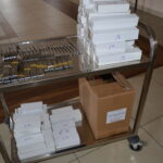 białe wazy porcelana na brazowym stole