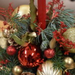 Mieliśmy niezwykłą przyjemność uczestniczyć w warsztatach świątecznych, podczas których tworzyliśmy przepiękne bożonarodzeniowe stroiki! 🎅🌿 Zaprosiliśmy dwie grupy do wspólnej zabawy - dorosłych i dzieci od 3 klasy szkoły podstawowej, a wszystko pod czujnym okiem pani Beaty Błażejczyk, niekwestionowanej mistrzyni florystyki! 💐🌟