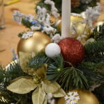 Mieliśmy niezwykłą przyjemność uczestniczyć w warsztatach świątecznych, podczas których tworzyliśmy przepiękne bożonarodzeniowe stroiki! 🎅🌿 Zaprosiliśmy dwie grupy do wspólnej zabawy - dorosłych i dzieci od 3 klasy szkoły podstawowej, a wszystko pod czujnym okiem pani Beaty Błażejczyk, niekwestionowanej mistrzyni florystyki! 💐🌟
