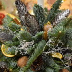 Mieliśmy niezwykłą przyjemność uczestniczyć w warsztatach świątecznych, podczas których tworzyliśmy przepiękne bożonarodzeniowe stroiki! 🎅🌿 Zaprosiliśmy dwie grupy do wspólnej zabawy - dorosłych i dzieci od 3 klasy szkoły podstawowej, a wszystko pod czujnym okiem pani Beaty Błażejczyk, niekwestionowanej mistrzyni florystyki! 💐🌟