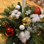 Mieliśmy niezwykłą przyjemność uczestniczyć w warsztatach świątecznych, podczas których tworzyliśmy przepiękne bożonarodzeniowe stroiki! 🎅🌿 Zaprosiliśmy dwie grupy do wspólnej zabawy - dorosłych i dzieci od 3 klasy szkoły podstawowej, a wszystko pod czujnym okiem pani Beaty Błażejczyk, niekwestionowanej mistrzyni florystyki! 💐🌟