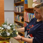 Mieliśmy niezwykłą przyjemność uczestniczyć w warsztatach świątecznych, podczas których tworzyliśmy przepiękne bożonarodzeniowe stroiki! 🎅🌿 Zaprosiliśmy dwie grupy do wspólnej zabawy - dorosłych i dzieci od 3 klasy szkoły podstawowej, a wszystko pod czujnym okiem pani Beaty Błażejczyk, niekwestionowanej mistrzyni florystyki! 💐🌟