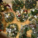 Mieliśmy niezwykłą przyjemność uczestniczyć w warsztatach świątecznych, podczas których tworzyliśmy przepiękne bożonarodzeniowe stroiki! 🎅🌿 Zaprosiliśmy dwie grupy do wspólnej zabawy - dorosłych i dzieci od 3 klasy szkoły podstawowej, a wszystko pod czujnym okiem pani Beaty Błażejczyk, niekwestionowanej mistrzyni florystyki! 💐🌟