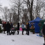 Grupa ludzie na dworze